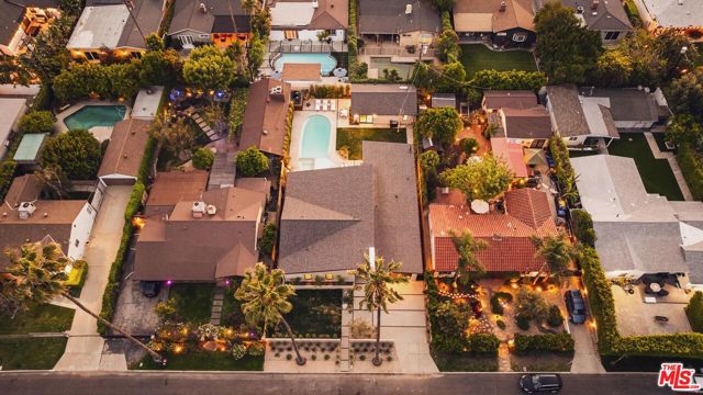 5725 Katherine Avenue, Sherman Oaks CA: https://media.crmls.org/mediaz/72aaed78-9717-4de3-a99d-28e9bf20d4d4.jpg