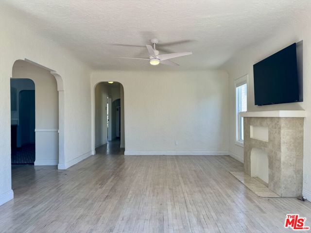 2927 S West View Street, Los Angeles CA: https://media.crmls.org/mediaz/72aaf99a-f135-42b5-8415-ee999248a999.jpg