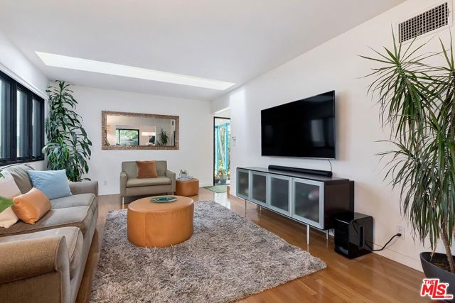 832 Superba Avenue, Venice CA: https://media.crmls.org/mediaz/72ac9b35-f937-4680-b486-1293bf6daf1a.jpg