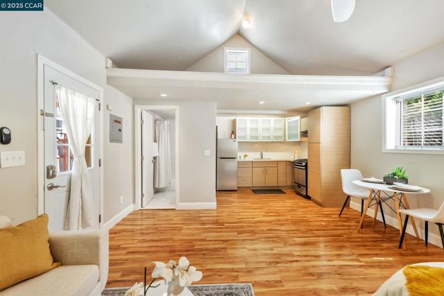 941 45Th St, Oakland CA: https://media.crmls.org/mediaz/72ad8813-0e14-40a2-b65a-eb29ee8e56a6.jpg