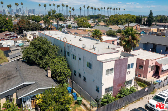 711 E Vernon Avenue, Los Angeles CA: https://media.crmls.org/mediaz/72adf20a-63de-49e4-8020-8c8147526222.jpg