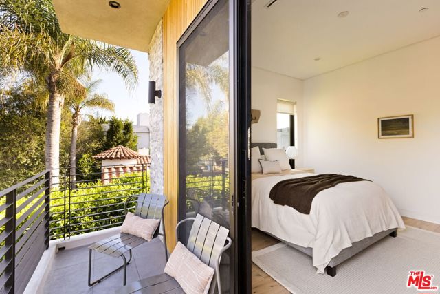 425 N Alfred Street, Los Angeles CA: https://media.crmls.org/mediaz/72ae8bb8-5fda-483e-a457-2ccc9ee4d9d7.jpg