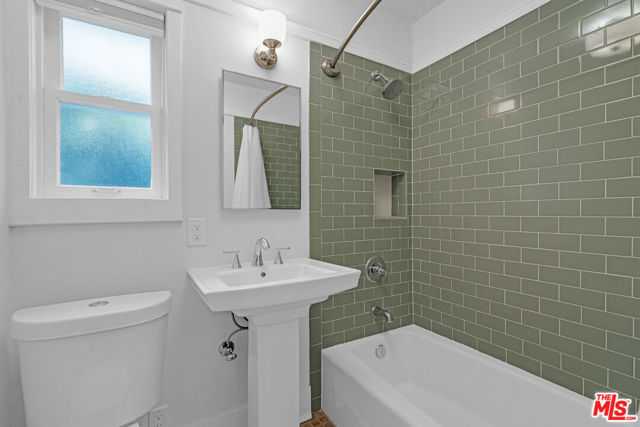 7024 De Longpre Avenue, Los Angeles CA: https://media.crmls.org/mediaz/72af0b97-d246-4714-a5df-856c0b913455.jpg