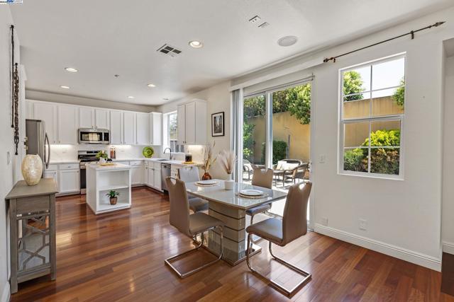 34906 Herringbone Ct, Union City CA: https://media.crmls.org/mediaz/72af827a-230c-4c53-9a34-c6bc0970e6f2.jpg
