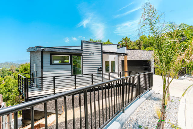 Detail Gallery Image 2 of 21 For 2409 Yorkshire Dr, Los Angeles,  CA 90065 - 3 Beds | 2/1 Baths