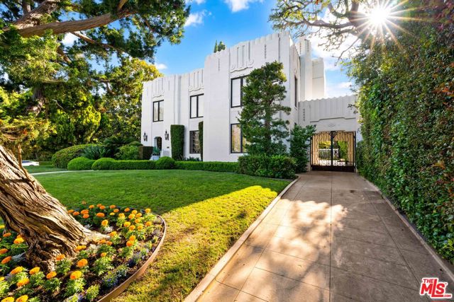 191 S Hudson Avenue, Los Angeles CA: https://media.crmls.org/mediaz/72b02382-ee82-49cd-94fe-3ffce241a251.jpg