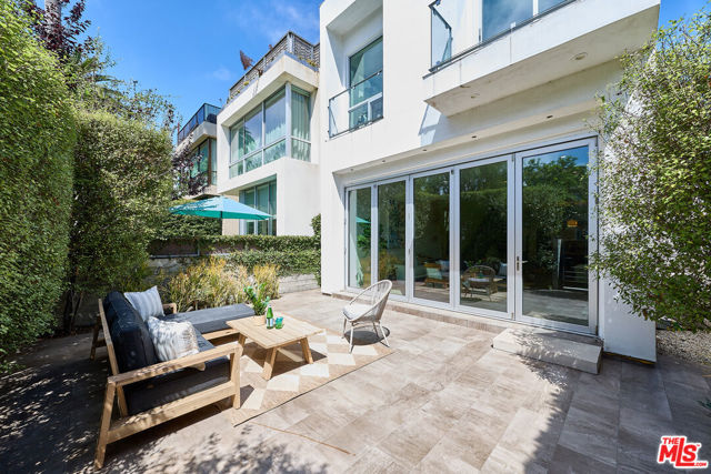 653 Oxford Ave, Venice CA: https://media.crmls.org/mediaz/72b0850b-c905-4376-8ace-6d25db9d79af.jpg