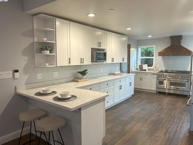 588 E Angela St, Pleasanton CA: https://media.crmls.org/mediaz/72b140dd-82fd-461d-a2be-9d46cc56a562.jpg