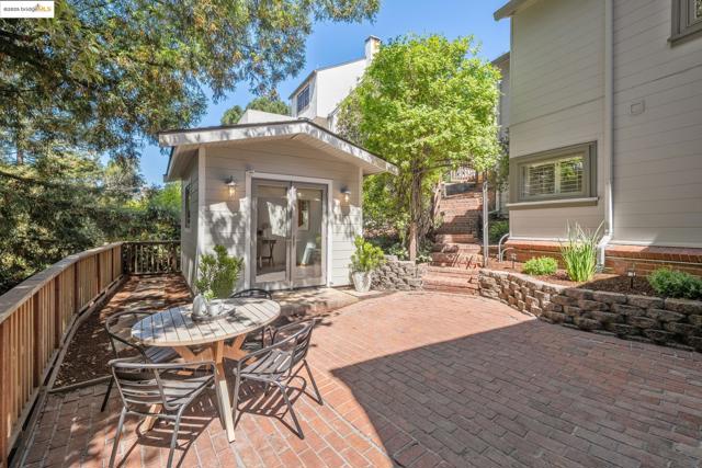 1301 Mountain Blvd, Oakland CA: https://media.crmls.org/mediaz/72b14fbe-59ab-48e1-84af-aa67748f5897.jpg
