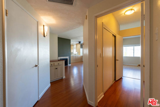 5135 Zelzah Avenue, 305 photo 14
