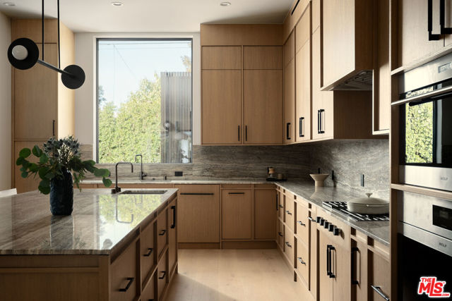 6671 Colgate Avenue, Los Angeles CA: https://media.crmls.org/mediaz/72b27374-25f5-4d63-a658-f3c2cf037cf5.jpg
