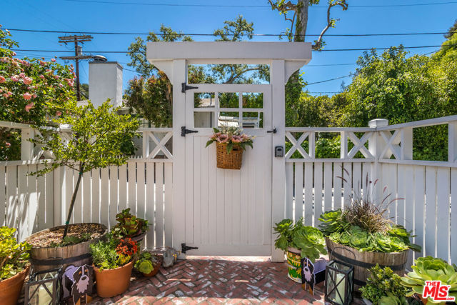 2205 Beverly Glen Place, Los Angeles CA: https://media.crmls.org/mediaz/72b29b14-d245-4616-8458-556386903de4.jpg