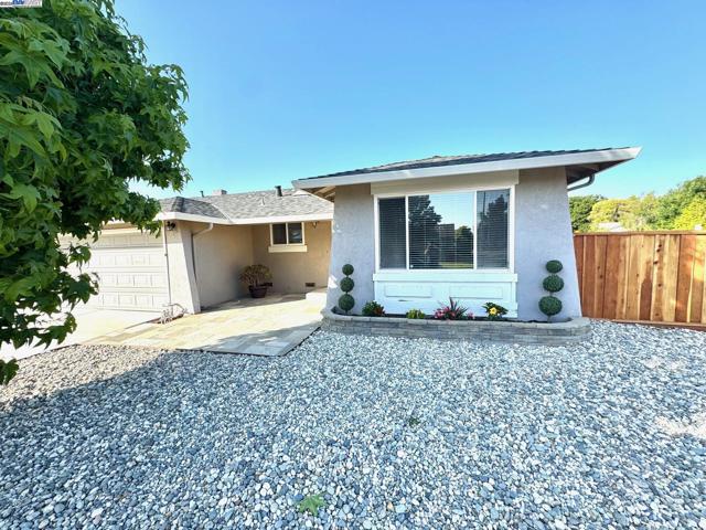 34288 Torrington Pl, Fremont CA: https://media.crmls.org/mediaz/72b2fca4-026b-4f57-8ff1-8942e0e77511.jpg