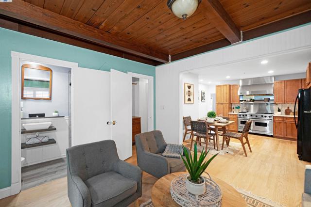 3908 Archmont Pl, Oakland CA: https://media.crmls.org/mediaz/72b373dd-8063-4ef7-8e83-5070e1c5bf71.jpg