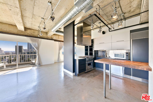 101 California Avenue, Santa Monica CA: https://media.crmls.org/mediaz/72b3d1b4-7998-45a0-a318-c7569e31d831.jpg