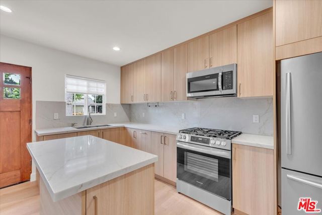6915 Encino Avenue, Van Nuys CA: https://media.crmls.org/mediaz/72b4332b-c166-4d3e-8e1d-9cd12d4da966.jpg