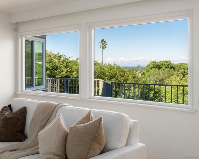 7850 Roseland Dr, La Jolla CA: https://media.crmls.org/mediaz/72b4cd55-3f9c-4455-a048-fca42aa2674c.jpg