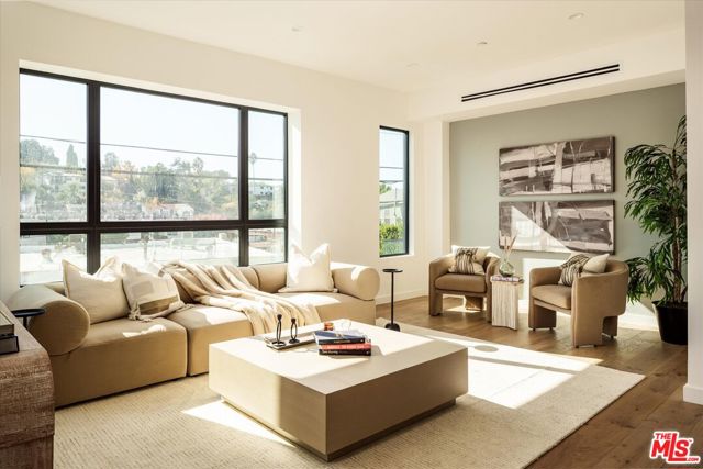 2824 1/2 Avenel Street, Los Angeles CA: https://media.crmls.org/mediaz/72b58c60-dd99-4e8f-8ca7-6fc049e8606c.jpg