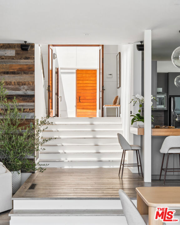 26814 Malibu Cove Colony Drive, Malibu CA: https://media.crmls.org/mediaz/72b6386a-fa0b-4102-ae6f-9eee3b2bb13f.jpg