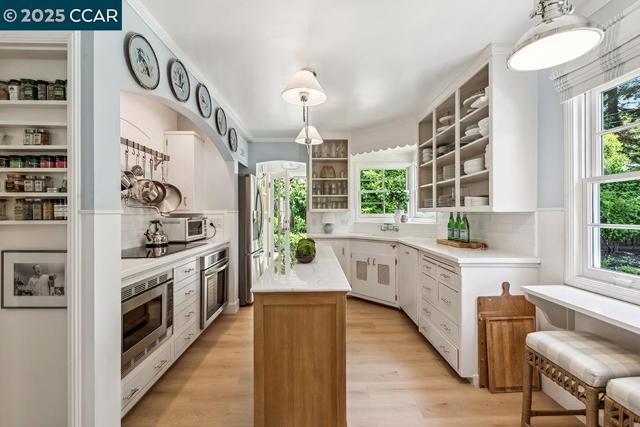 72 Davis Rd, Orinda CA: https://media.crmls.org/mediaz/72b68264-4b13-4d37-b63e-6ecdd520e247.jpg