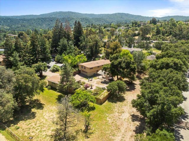 26388 Ginny Lane, Los Altos Hills CA: https://media.crmls.org/mediaz/72b6f9a2-be30-40eb-9035-e0d8b2d1621f.jpg