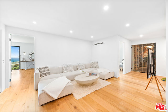 23812 Malibu Crest Drive, Malibu CA: https://media.crmls.org/mediaz/72b71e07-9060-4fe4-abcd-66e9755f0413.jpg