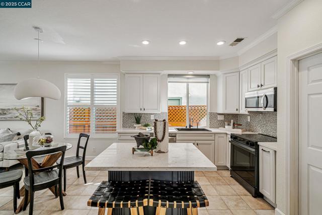 115 Sapphire Ct, San Ramon CA: https://media.crmls.org/mediaz/72b80210-9641-42a0-9e65-904cf45706e7.jpg