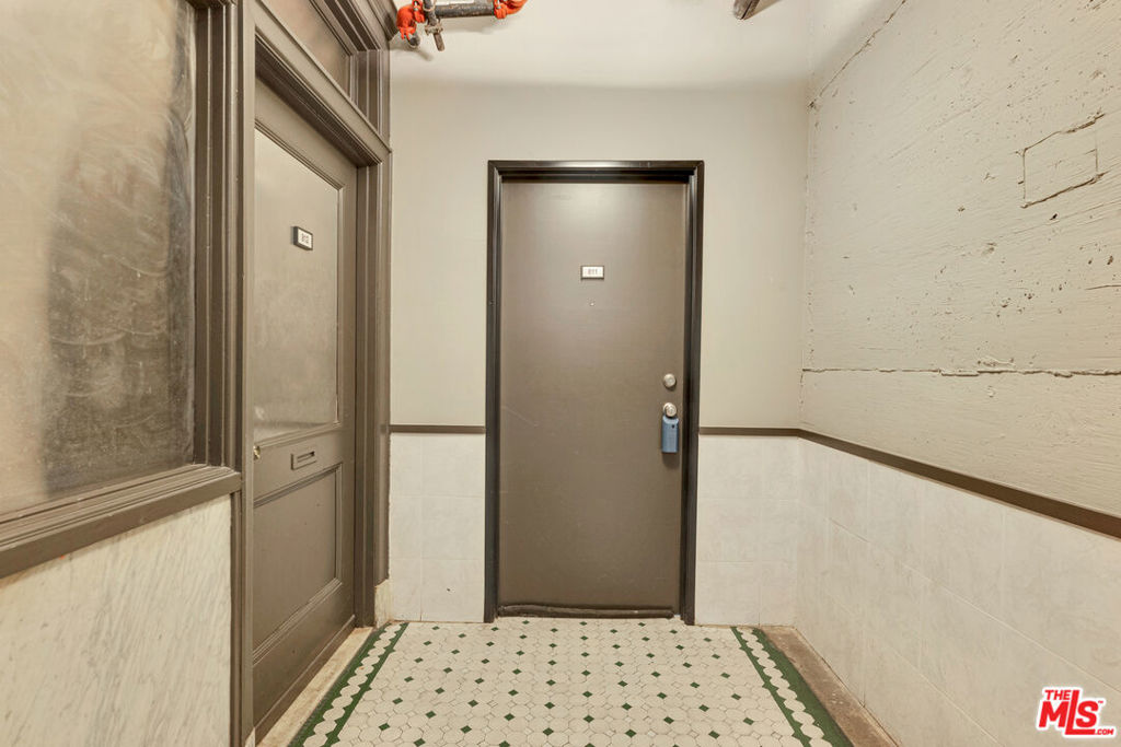 https://media.crmls.org/mediaz/72b805ba-1491-41f9-9ac7-6b8380d644d6.jpg?preset=X-Large