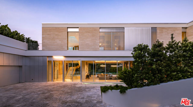642 Perugia Way, Los Angeles CA: https://media.crmls.org/mediaz/72b96aab-1524-4322-82ef-5a842c58e78a.jpg