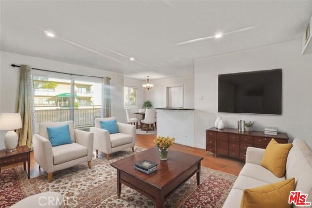 5003 Tilden Avenue, Sherman Oaks CA: https://media.crmls.org/mediaz/72b9d2fc-36f4-46e1-8b08-1b2a1b0d41ba.jpg