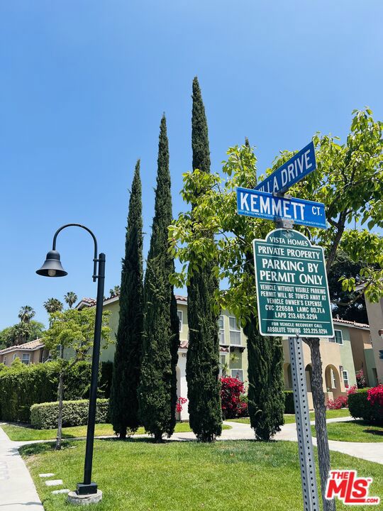 1414 N Kemmett Court, Los Angeles CA: https://media.crmls.org/mediaz/72ba2c5b-881f-4626-841c-e9f3b472dcd0.jpg