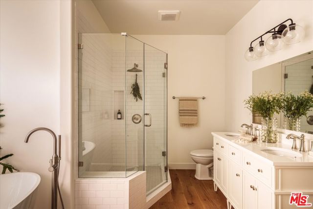 630 Brooks Avenue, Venice CA: https://media.crmls.org/mediaz/72ba8e35-f0ae-4f72-8b79-3fecdded24a5.jpg