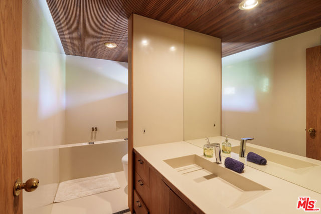 421 Westlake Boulevard, Malibu CA: https://media.crmls.org/mediaz/72ba949e-e4a6-4192-a69a-5e6d9066aff0.jpg