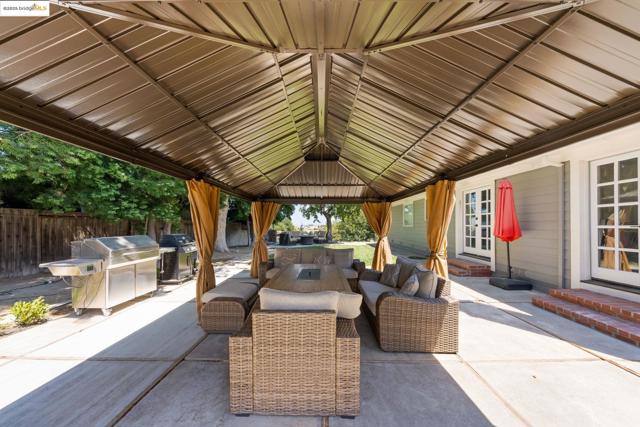 51 Cunha Ct, Oakley CA: https://media.crmls.org/mediaz/72bba359-5ad3-4f9d-b445-0fd12726af6b.jpg