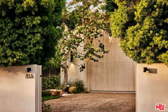 23515 Malibu Colony Road, Malibu CA: https://media.crmls.org/mediaz/72bbcea9-6f62-438f-9fa4-211f11040f16.jpg