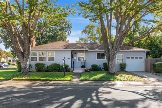 3719 60Th St, Sacramento CA: https://media.crmls.org/mediaz/72bd5c7c-d9e1-4c23-a632-8c545052fe94.jpg