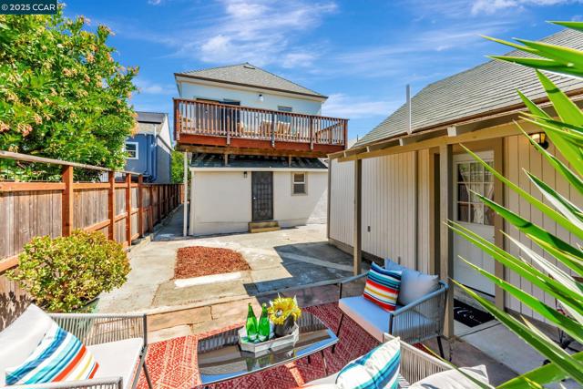 941 45Th St, Oakland CA: https://media.crmls.org/mediaz/72be8526-56b3-45d2-b16b-08fd1eb19c3d.jpg