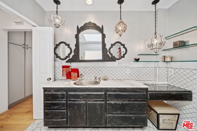 2116 3rd Street, Santa Monica CA: https://media.crmls.org/mediaz/72bee393-2b05-48a1-bb15-d4e68a3c25a3.jpg