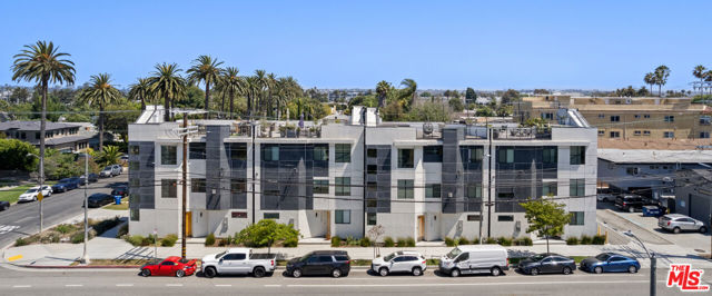 11900 Washington Place, Los Angeles CA: https://media.crmls.org/mediaz/72bf6833-287e-425a-ac80-cd1c09c650d8.jpg