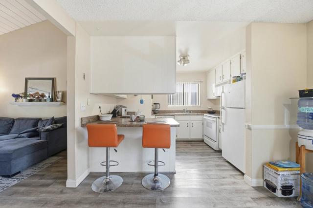 2566 White Oak Pl, Escondido CA: https://media.crmls.org/mediaz/72bff87c-8bd5-4c4f-b0d9-64d1e9b3d9da.jpg