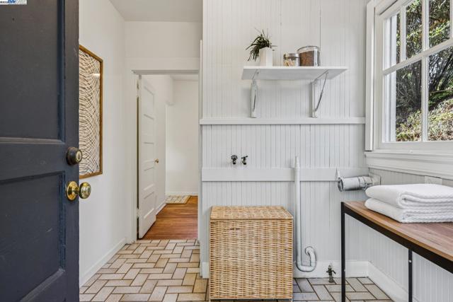 5811 Romany, Oakland CA: https://media.crmls.org/mediaz/72c14989-fe95-43c5-b8b6-03b9ed5e645e.jpg