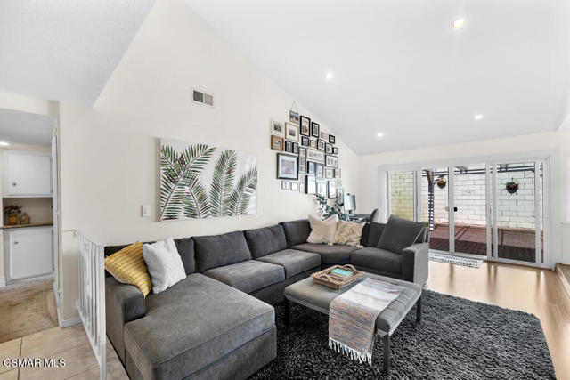 30 S Ellis Place, Newbury Park CA: https://media.crmls.org/mediaz/72c1dcfc-8c61-441d-b245-a766ef5962f1.jpg