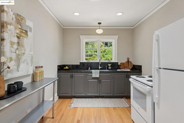 2181 Andrews St, Oakland CA: https://media.crmls.org/mediaz/72c21a6a-6362-4036-95c7-c56007e93774.jpg