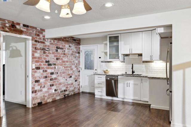 2740 Mohawk Cir, San Ramon CA: https://media.crmls.org/mediaz/72c26395-eaaa-41fe-b1a6-4f3cb45ce4ee.jpg