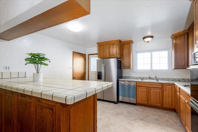 855 Sierra Street, Moss Beach CA: https://media.crmls.org/mediaz/72c2ad06-f83f-4791-95b5-fd6ee237a1be.jpg