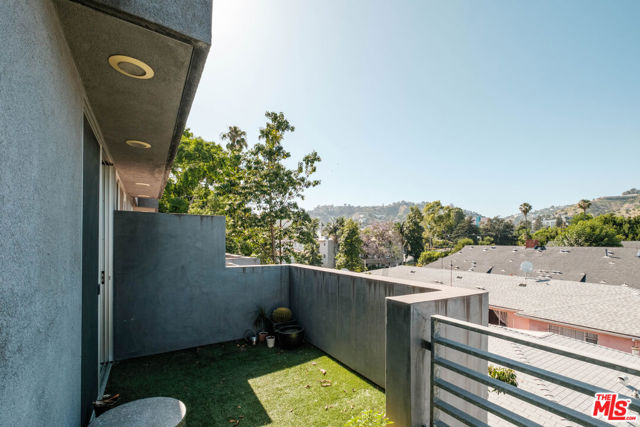 1220 N Orange Grove Avenue, West Hollywood CA: https://media.crmls.org/mediaz/72c2cc65-90b9-4ae5-b4a0-207c0bc4a089.jpg