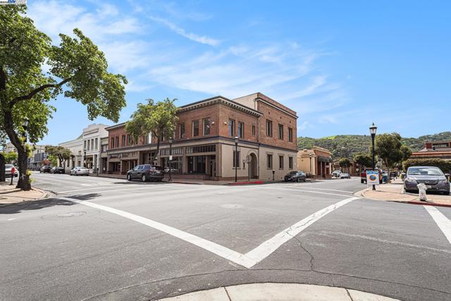 925 GRANDVIEW AVE, Martinez CA: https://media.crmls.org/mediaz/72c338b3-e7c8-41b8-83dd-bcd004252b3d.jpg