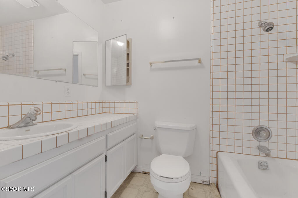 https://media.crmls.org/mediaz/72c3b042-ed1a-4bf4-8fbf-22c301fa4646.jpg?preset=X-Large