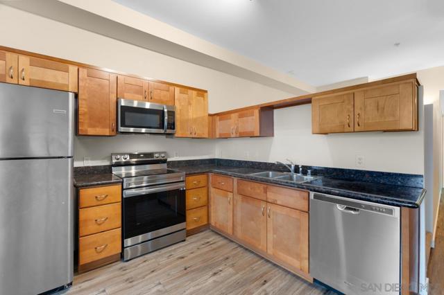 889 Date St, San Diego CA: https://media.crmls.org/mediaz/72c59cf2-40b2-4451-aba4-66991e870b07.jpg