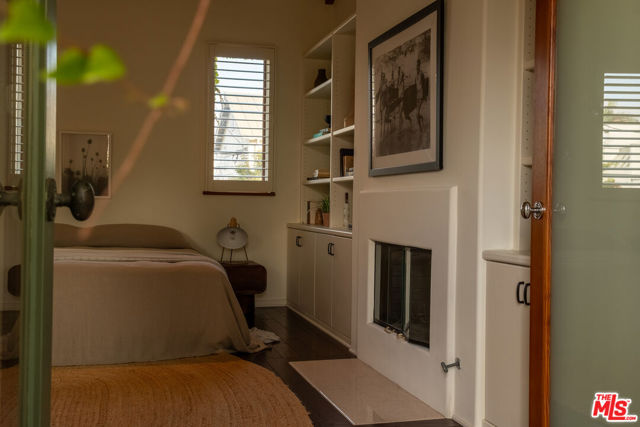 416 Carroll Canal, Venice CA: https://media.crmls.org/mediaz/72c5b1bf-a573-4175-9d1d-6ca47e78d42d.jpg